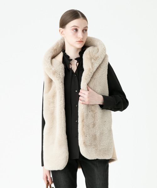 allureville（アルアバイル）の「フェイクファーフーディジレ（ベスト