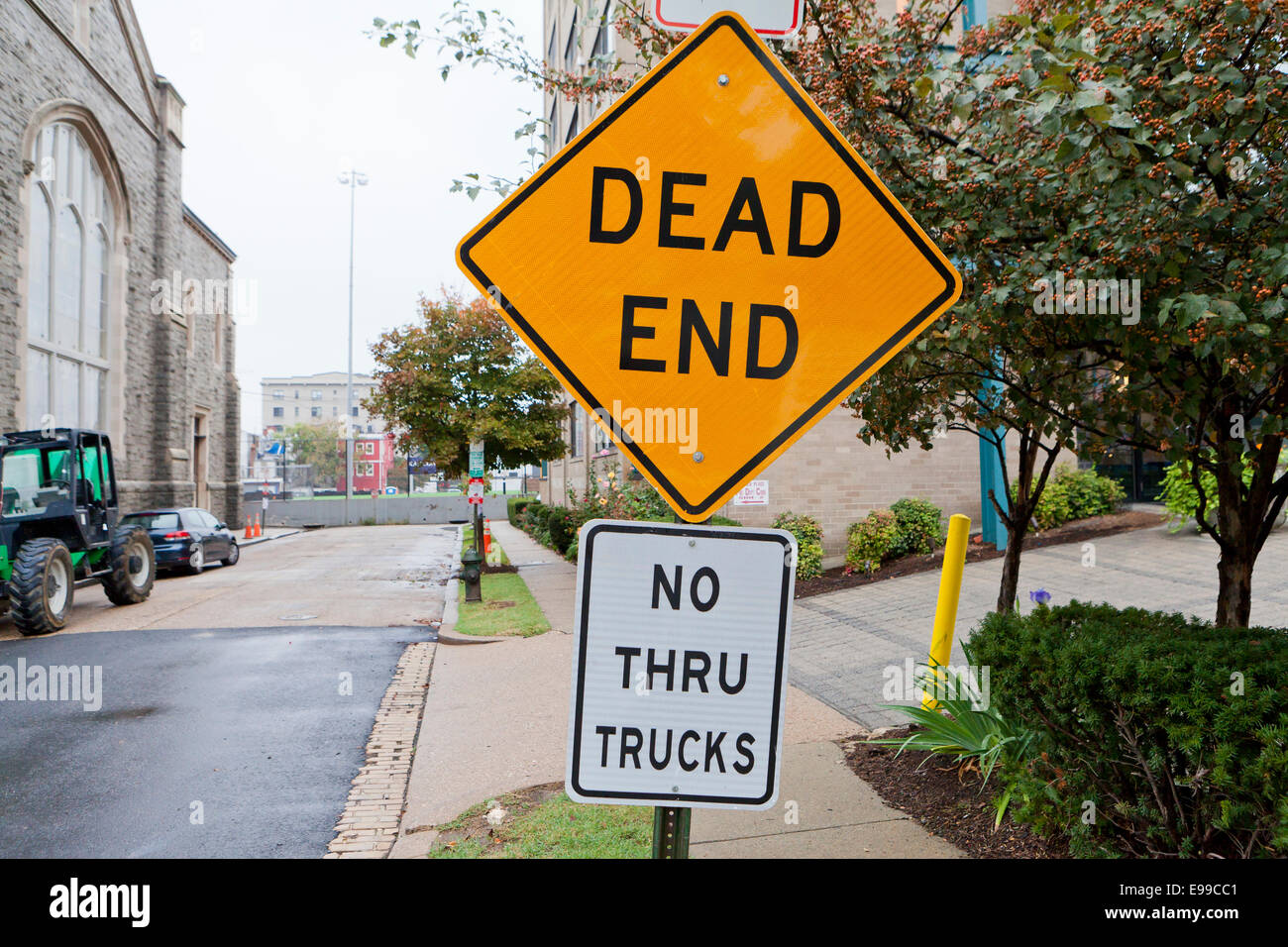 Dead end road sign america hi-res stock photography and images - Alamy