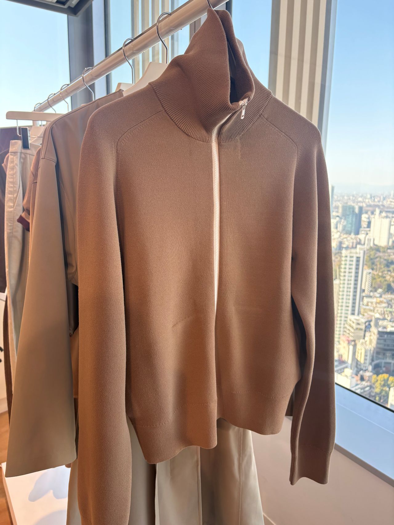 買わない理由がない。UNIQLO：Cの新名品「ジップニットカーデ」を即決