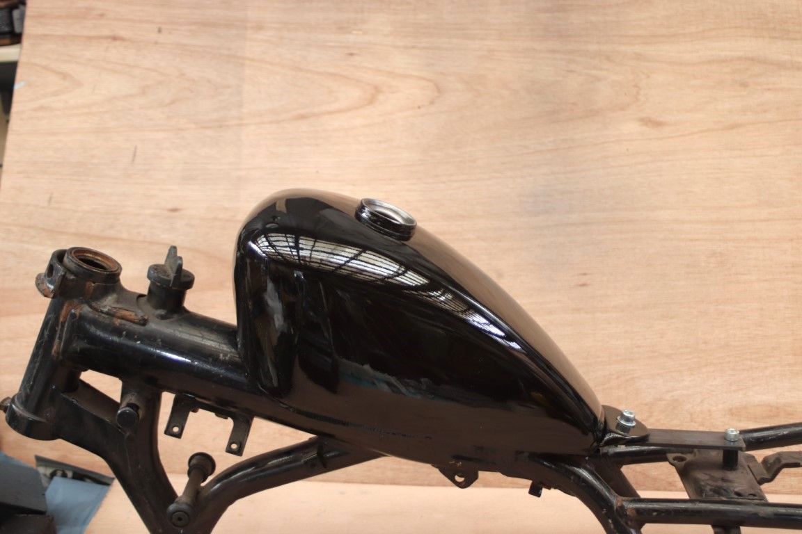 SR400 500 チョッパー スポーツスタータンク 塗装済み キーキャップ