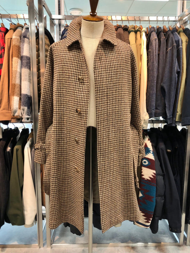 BEAMS F〉幅広いコーディネートがお楽しみ頂けるオリジナルのコートは