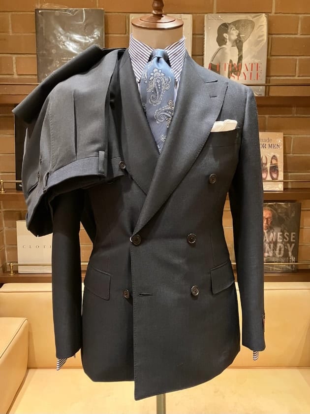 BEAMS F〉オーソドックスで長い期間の着用を可能とするダブルブレスト