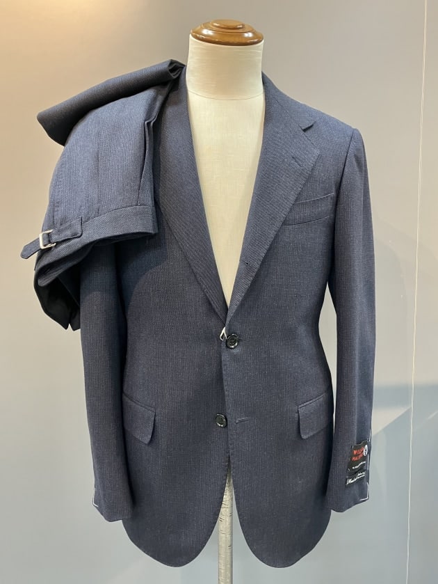 BEAMS F〉やや変化のある新作のネイビースーツはこちらで。｜ビームス