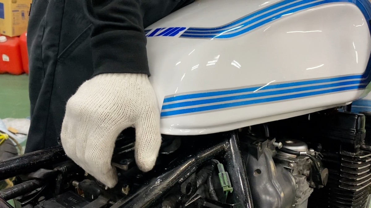 xjr400初期型4HMのタンクの取り付け方 - Toshiの悪あがき【シーズン1】