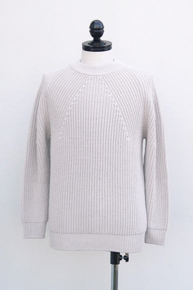 BATONER（バトナー）とAURALEE（オーラリー）のニット、そっくりだけど