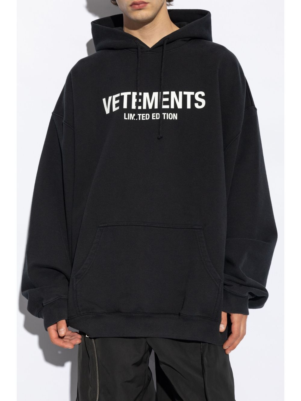 VETEMENTS ロゴ パーカー | ブラック | FARFETCH JP