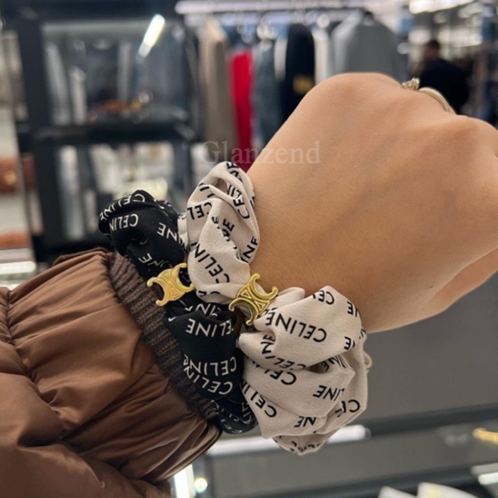 ギフトにも♪【CELINE】直営店 トリオンフチャーム付き シュシュ