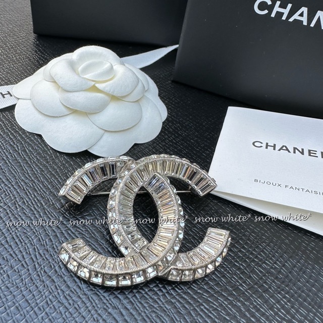 明日着 キラキラストーン♪ 大きめCCマーク ブローチ CHANEL (CHANEL