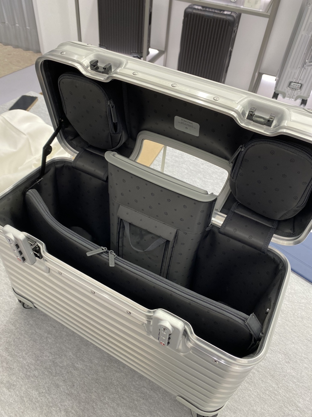 直営店☆RIMOWA☆オリジナルパイロットケース シルバー (RIMOWA/スーツ