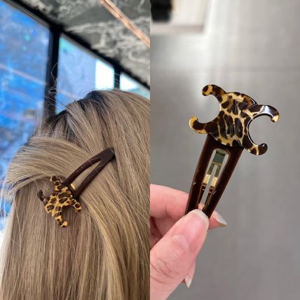 ギフトにも 気分が上がる CELINEトリオンフスナップヘアクリップ