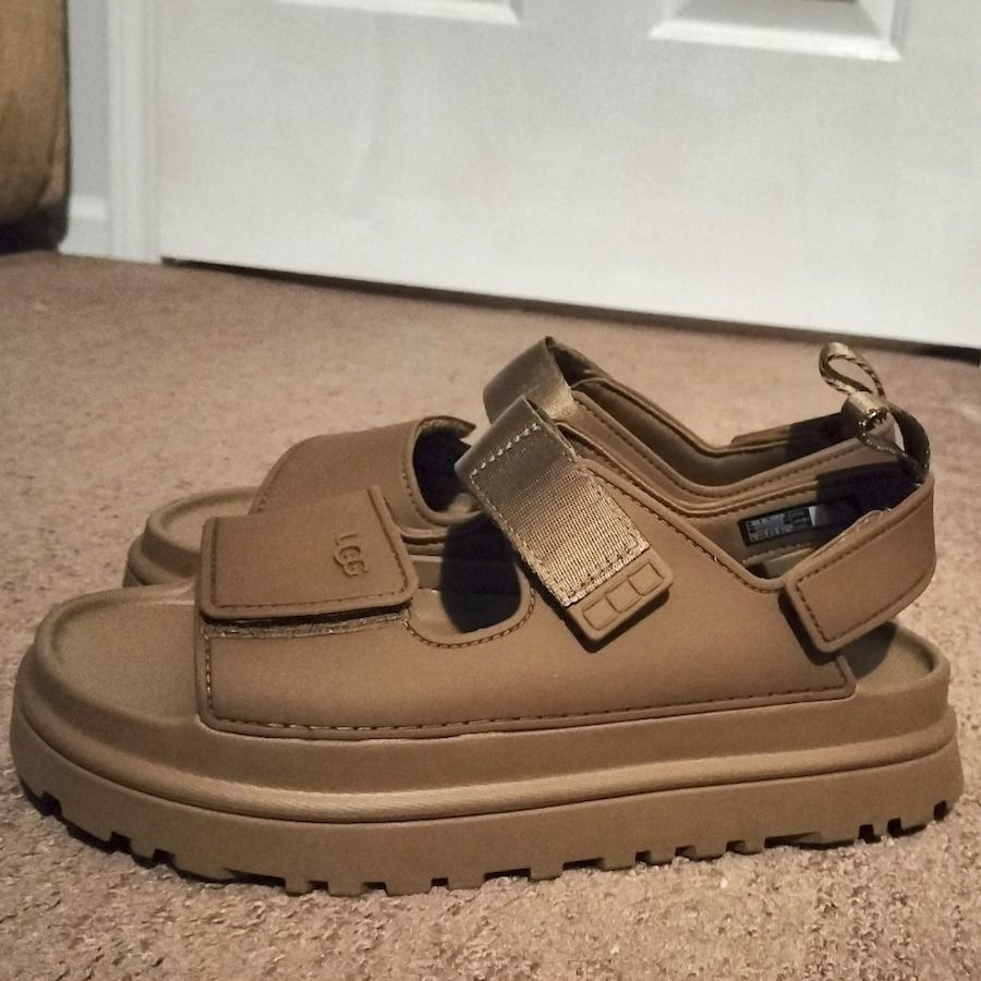 大人もOK】UGGの厚底キッズサンダル『GOLDENGLOW』を買うなら今が