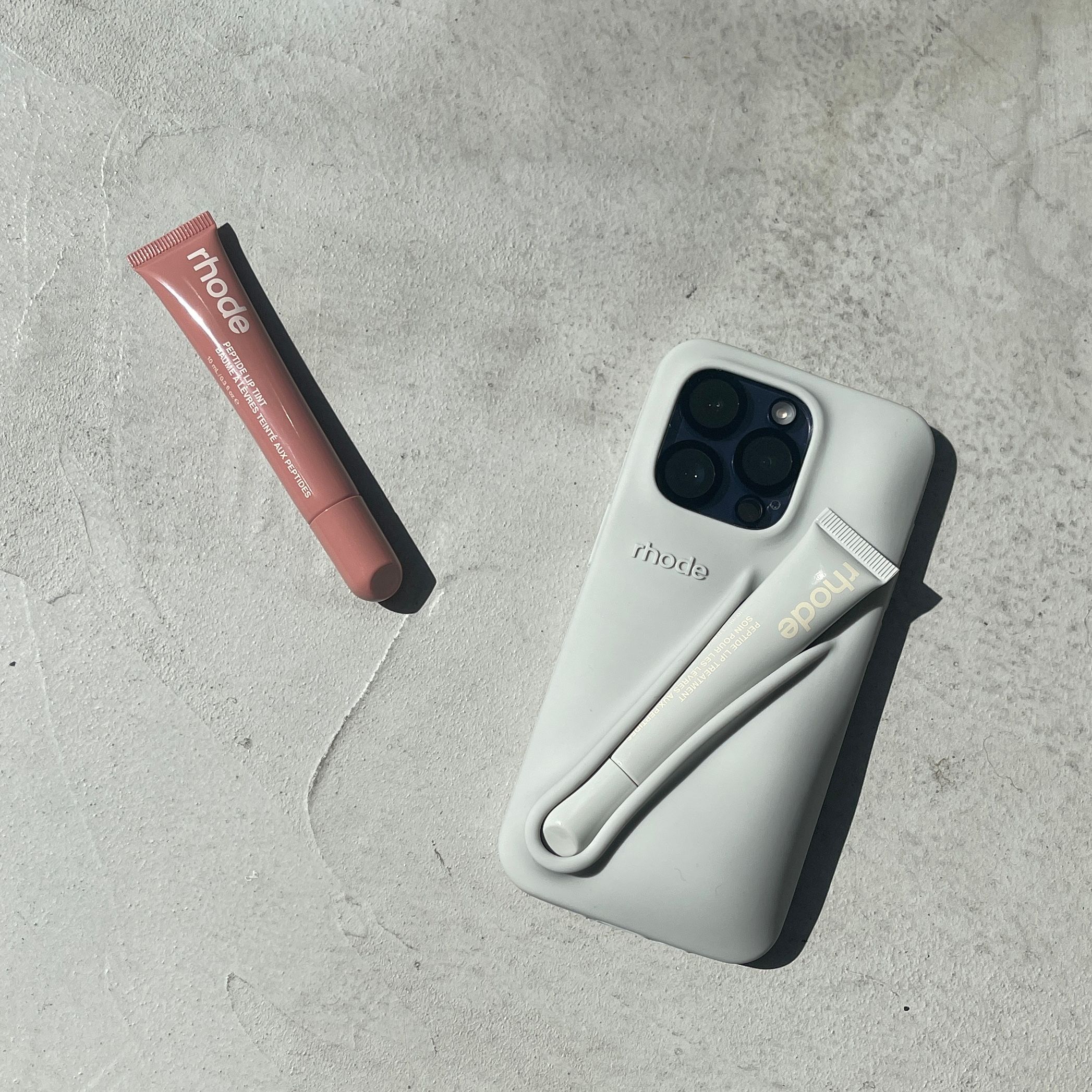 リップが収納できるヘイリー・ビーバーが手がけるrhode(ロード)の