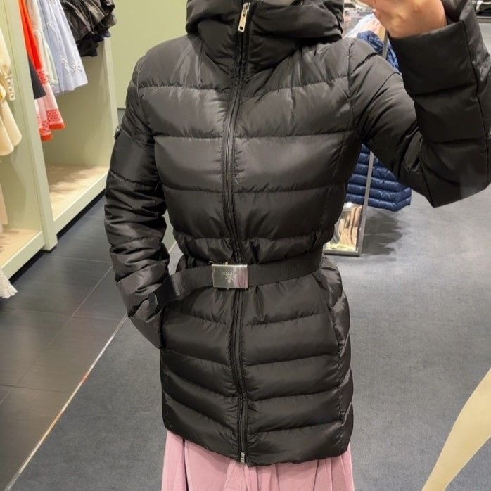 PRADA国内発送【セール】ロゴ有ベルト付きフードロングダウン (PRADA