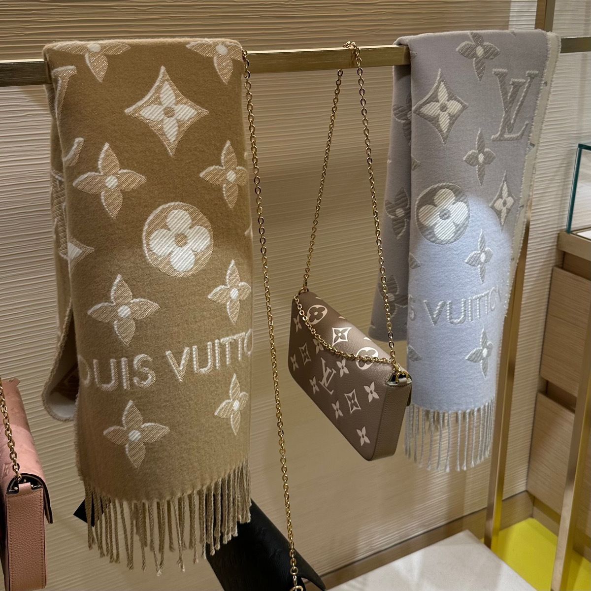 Louis Vuitton 上品な【マフラー・LV エセンシャル シャイン】 (Louis