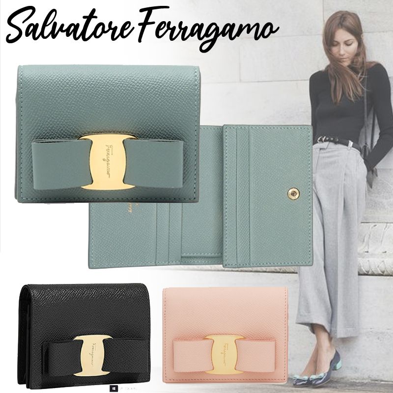 国内直営 **Salvatore Ferragamo** ヴァラ・リボン 二つ折り財布