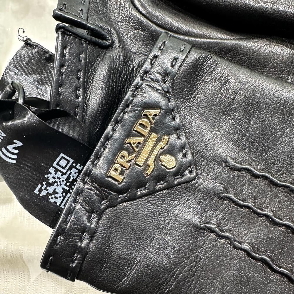 PRADA お洒落レザーグローブ 手袋 本革レザー カシミア裏地 ロゴ