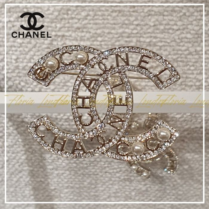 CHANEL】輝くラインストーンとパール 文字が可愛いブローチ (CHANEL