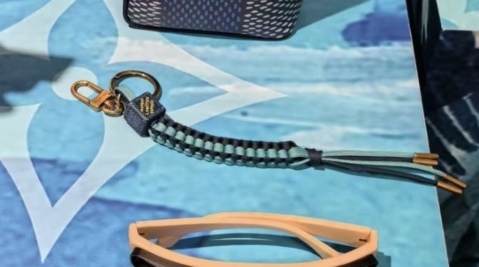 シューレースを編み上げて可愛い Louis Vuitton キーホルダー (Louis