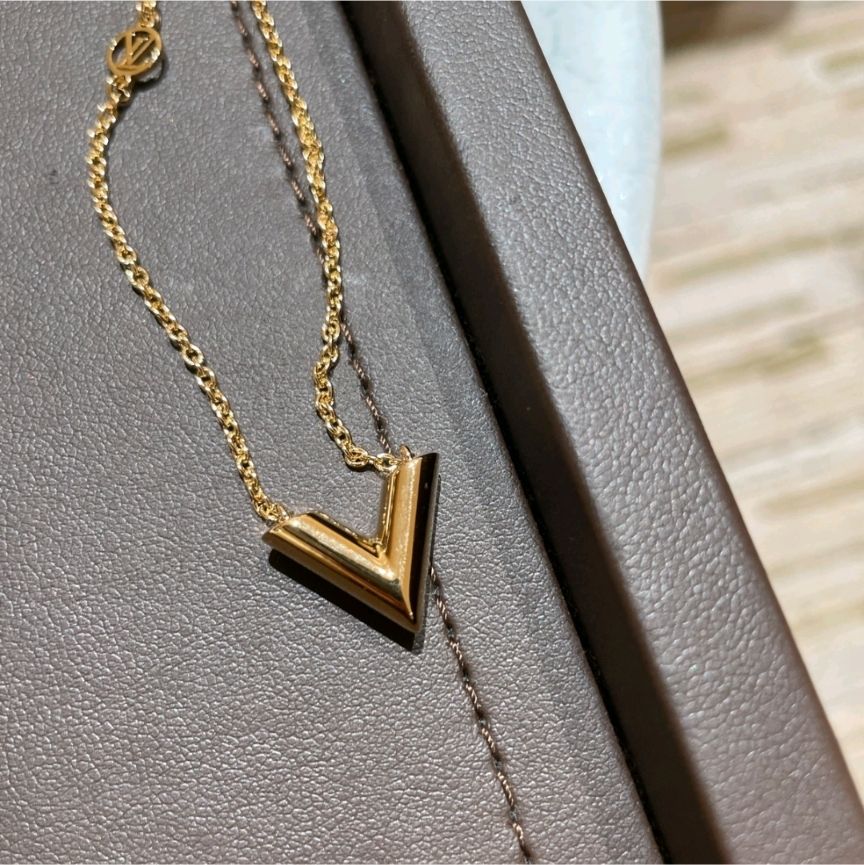 関税負担・国内発送【LV】ネックレス・エッセンシャルV (Louis Vuitton