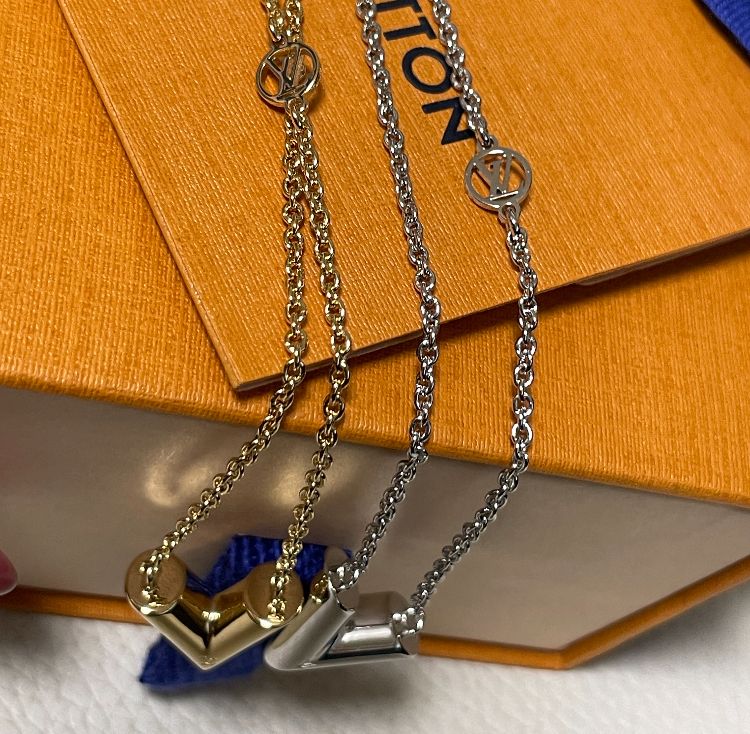 Louis Vuitton】ネックレス・エセンシャル V ロゴ (Louis Vuitton