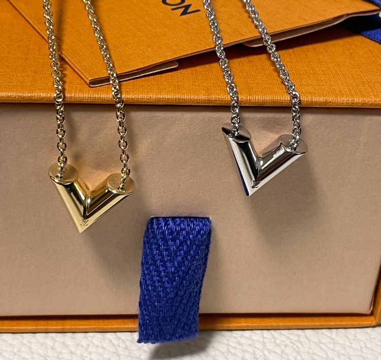 Louis Vuitton】ネックレス・エセンシャル V ロゴ (Louis Vuitton