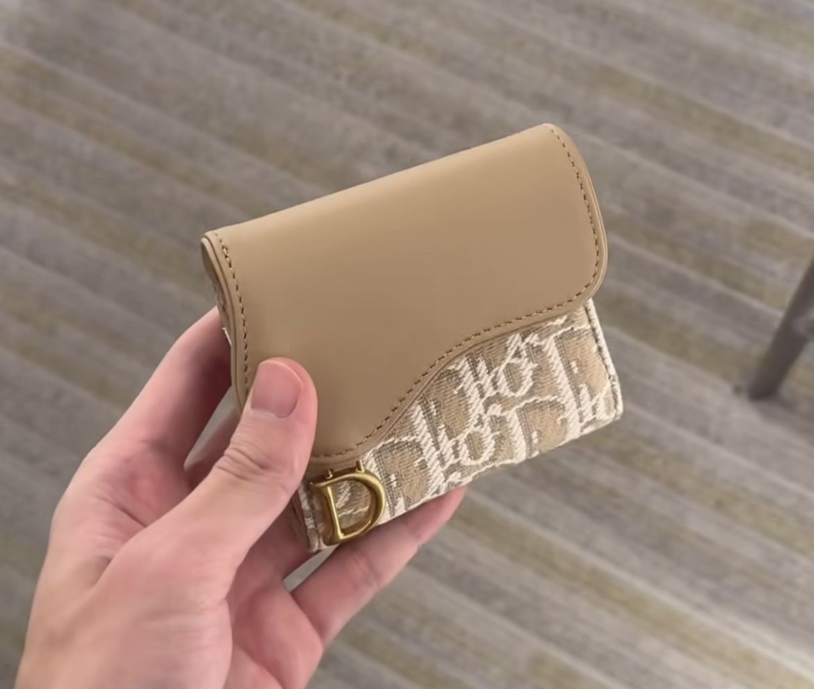 ベージュカラーとコンパクトさが◎Dior Saddle Lotus ウォレット (Dior