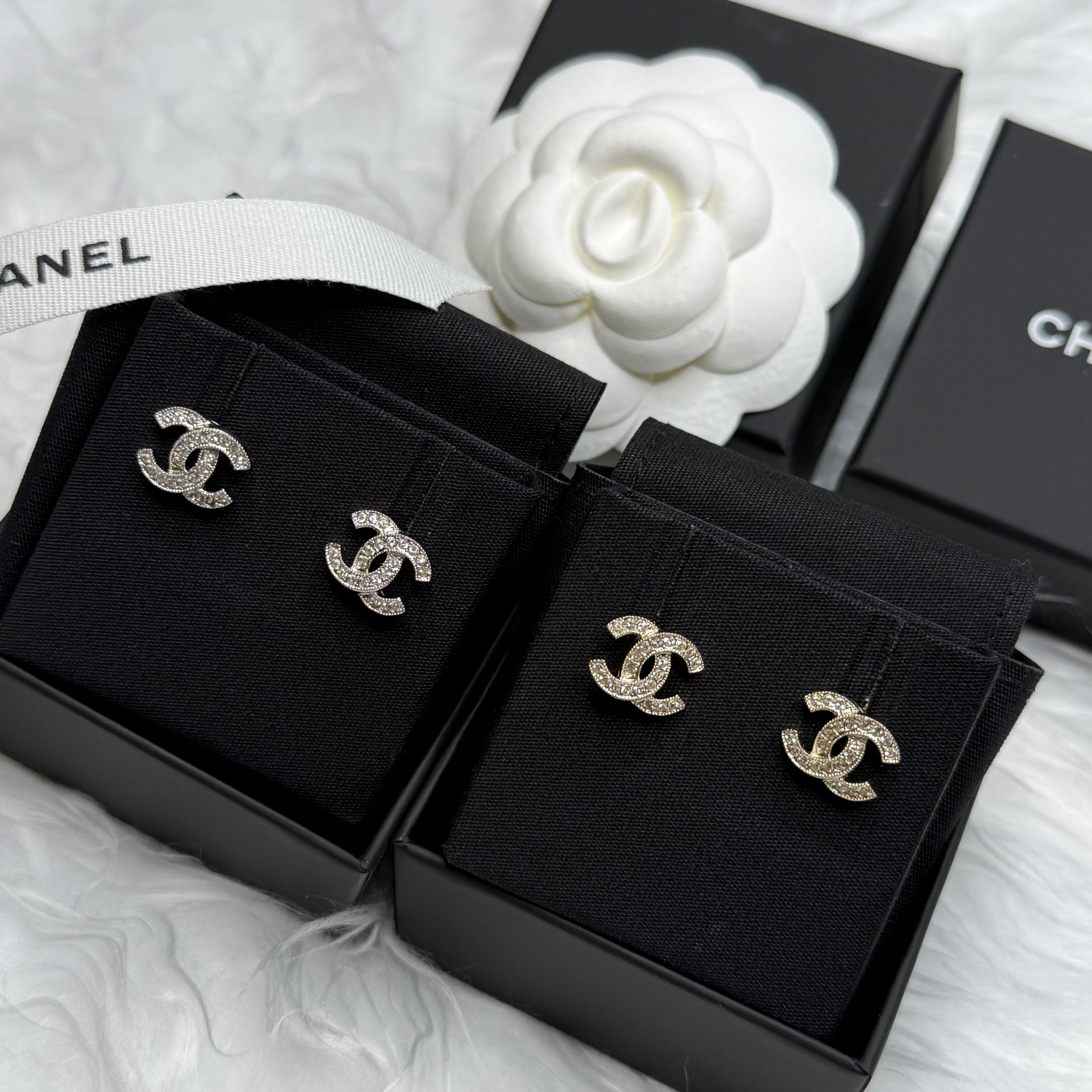 CHANEL】 クラシック ロゴクリスタルピアス (CHANEL/ピアス) ABE100