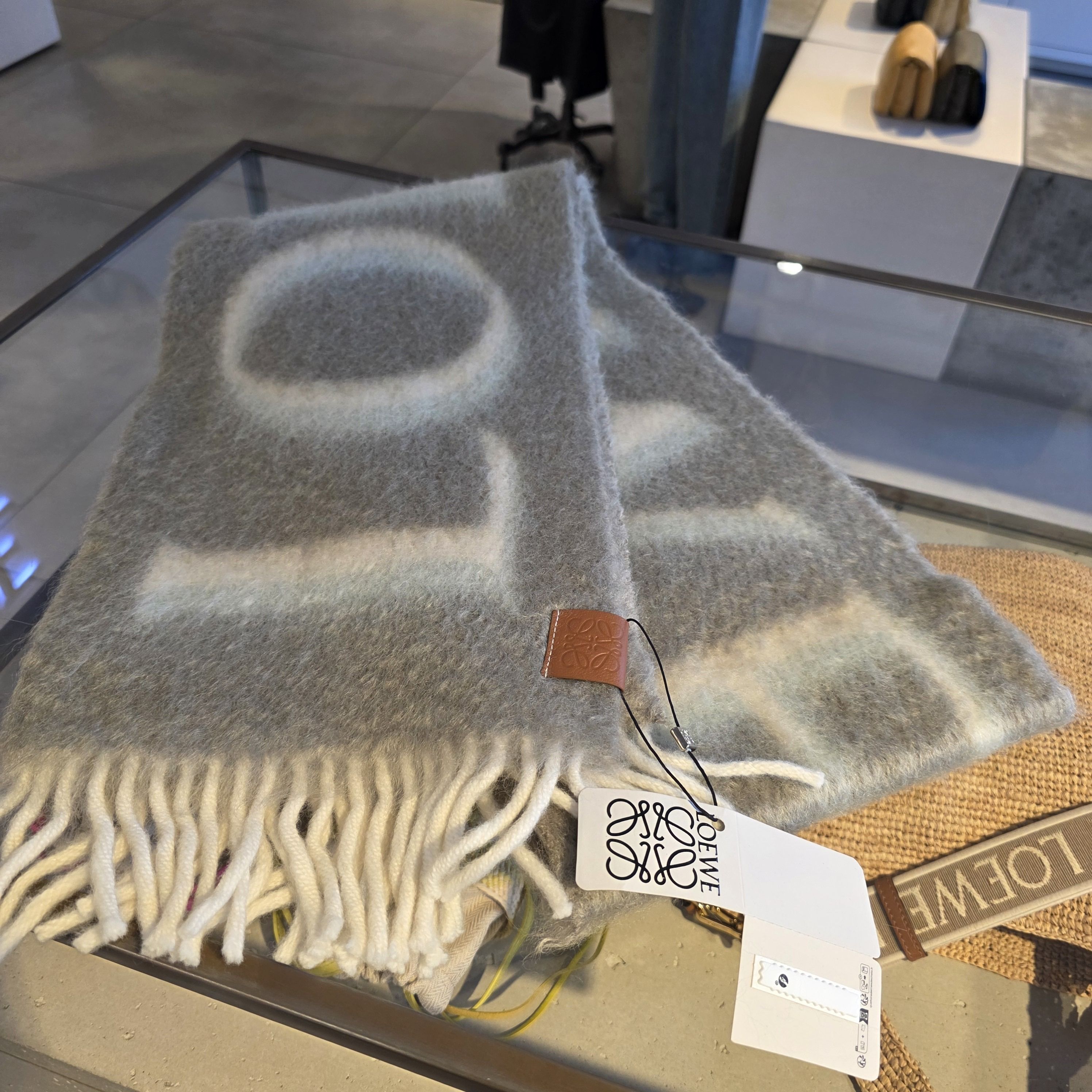 OUTLET直営店セール!【LOEWE】モヘア&ウールマフラー F811257X03