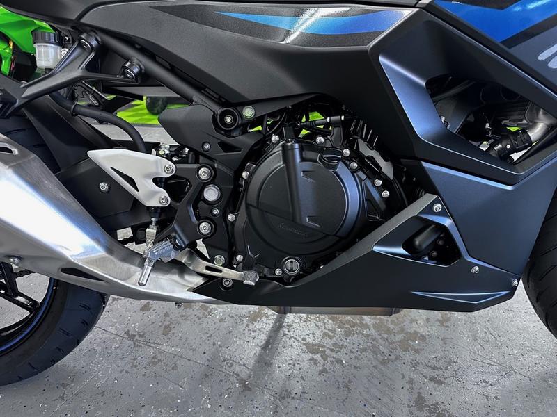2025 Kawasaki Ninja® 500 ABS Metallic Flat Spark Black/Metallic