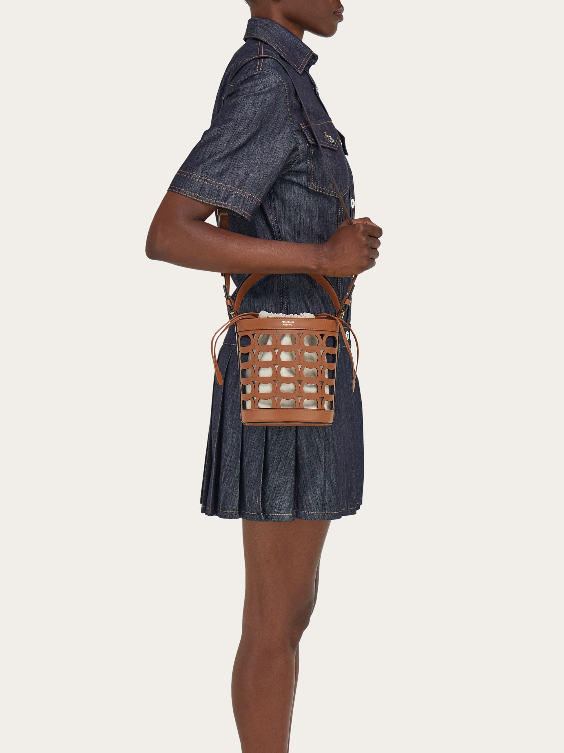 ガンチーニ バケットバッグ - ウィメンズ | Ferragamo