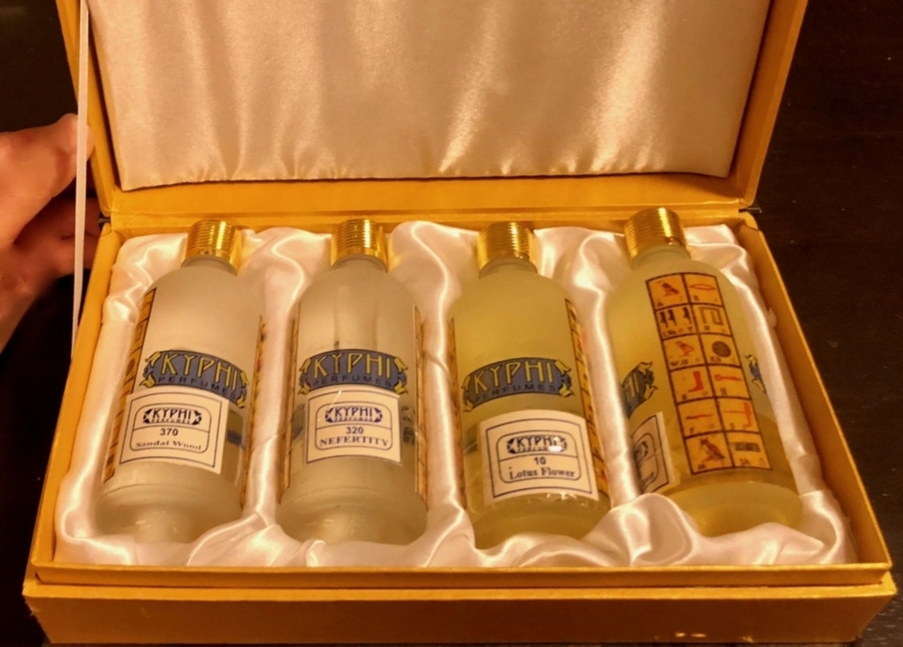 エジプト アスワン 香水（アロマ）店「KYPHI PERFUMES」でお買い物、瓶