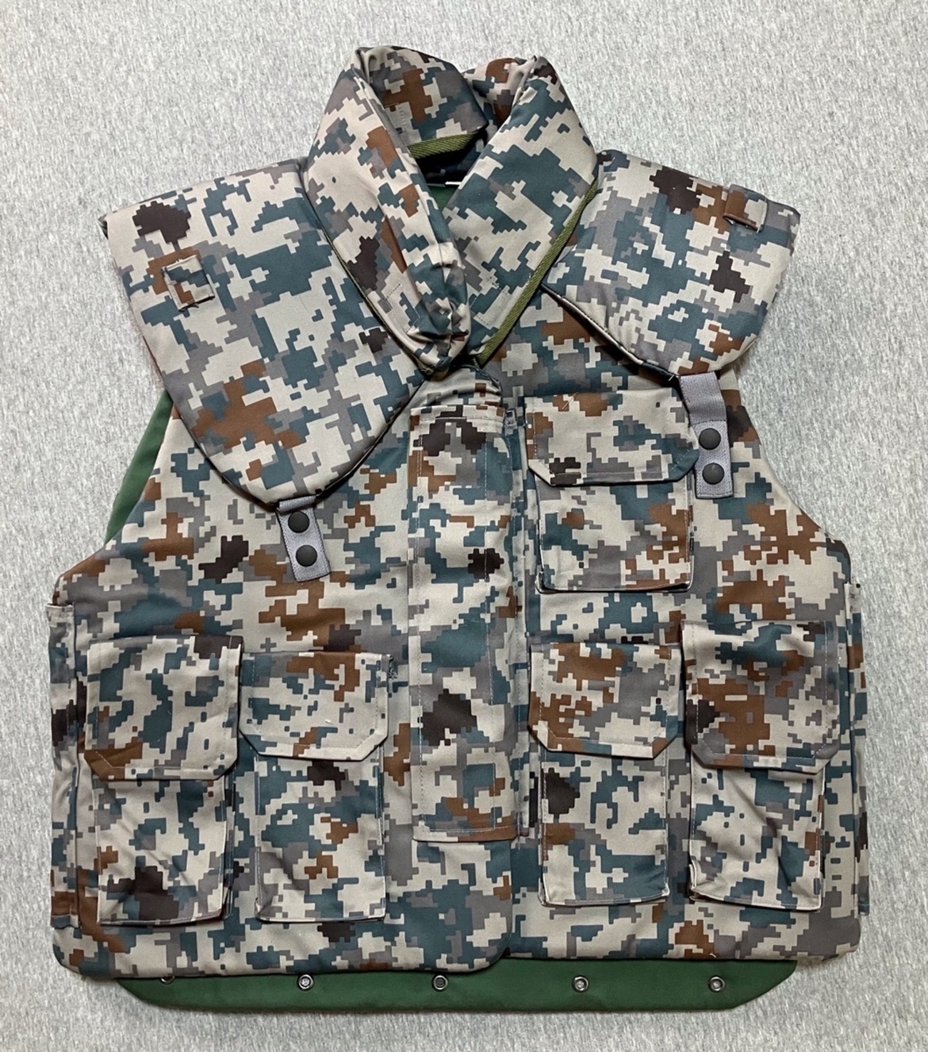 当然モデル品です！【自衛隊装備品】航空自衛隊迷彩戦闘防弾チョッキ1