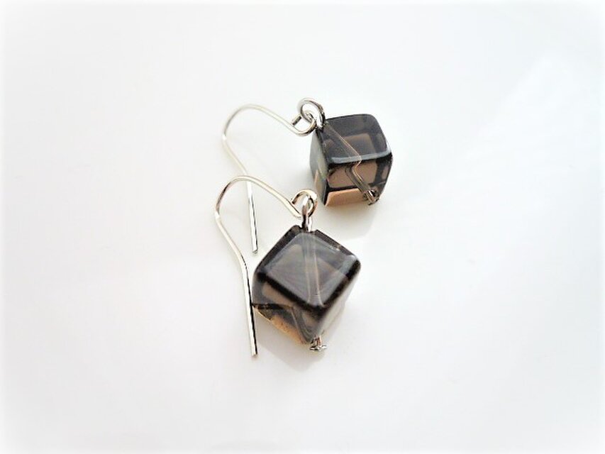 スモーキークォーツキューブ型ピアスまたはイヤリング | iichi 日々の