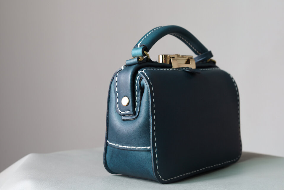 バージョンアップ がま口バッグ 本革手作りのレザーショルダーバッグ