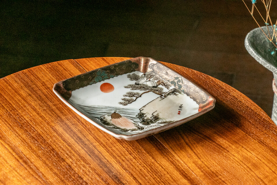 九谷焼 金襴手 鶴亀松文 菱形皿 明治時代 D509 | iichi 日々の暮らしを
