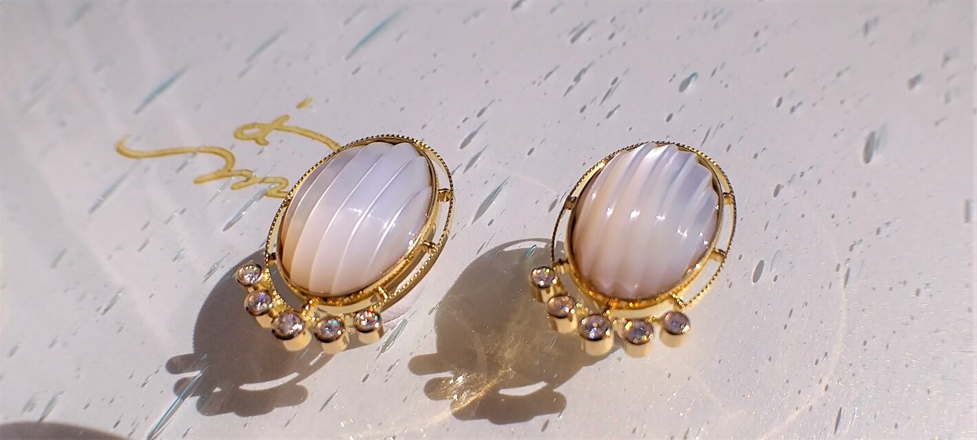 一点もの 『夏の白』K18白蝶貝とダイヤモンドのイヤリング | iichi