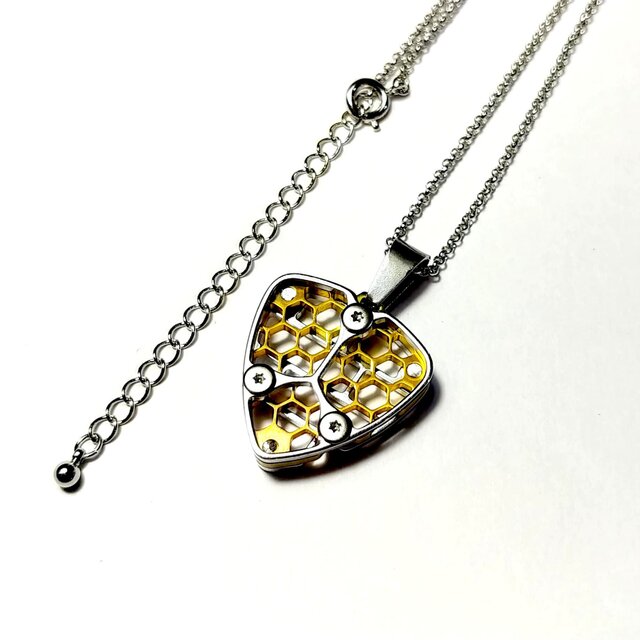 幾何学模様のピック型ネックレス】音楽好きさんにオススメ / 珍しい