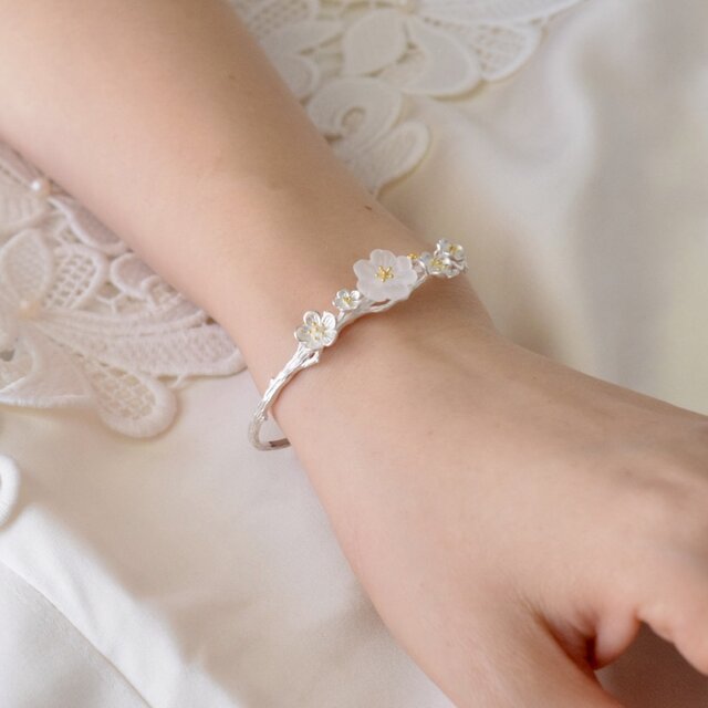 サンカヨウのバングル シルバー 水晶 朝露を吸って花びらが透明になる