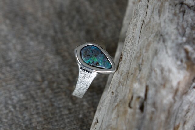 雫型ボルダーオパールのシルバーリング | iichi 日々の暮らしを