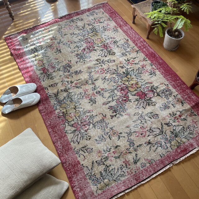 104×161 ストロベリーピンク 花柄ボタニカル トルコヴィンテージラグ