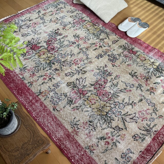 104×161 ストロベリーピンク 花柄ボタニカル トルコヴィンテージラグ