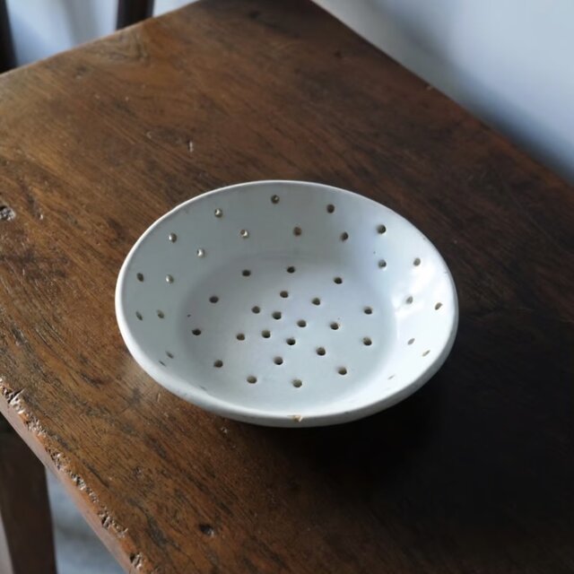 フェセル 白釉 水切り 平皿 穴あき フランス アンティーク 0501636