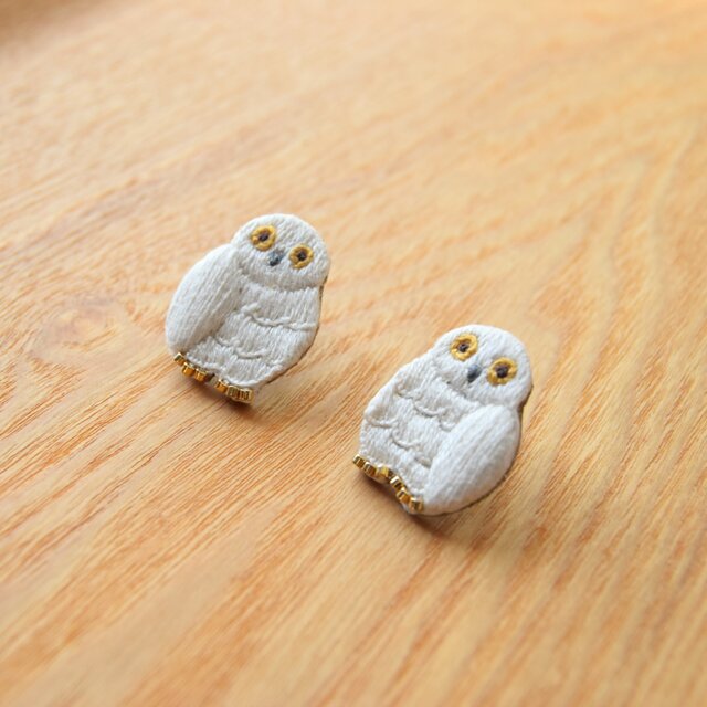 受注制作］白フクロウの刺繍のピアス・イヤリング | iichi 日々の