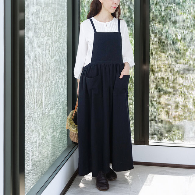 ブラックのワッシャーハーフリネン・台形ヨークエプロンドレス（マキシ