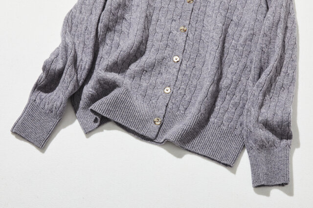 時代を超えて愛されるケーブル編みカーディガン ウール100