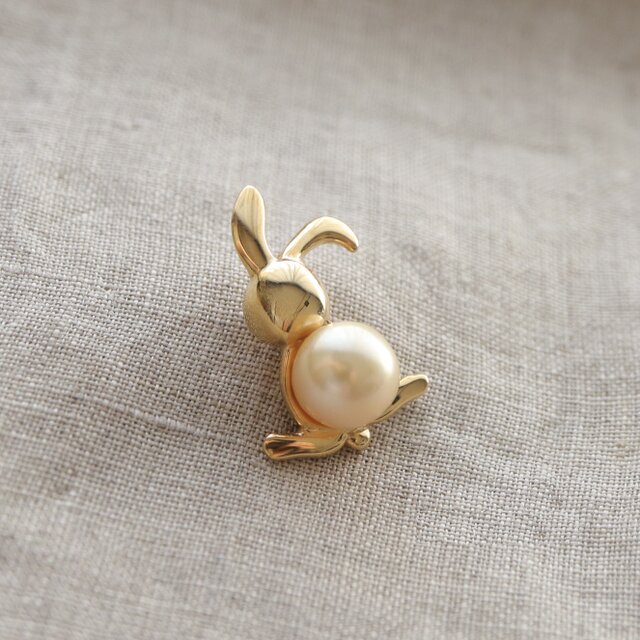 ほっこりクリームイエロー南洋白蝶パールのうさぎミニブローチ | iichi