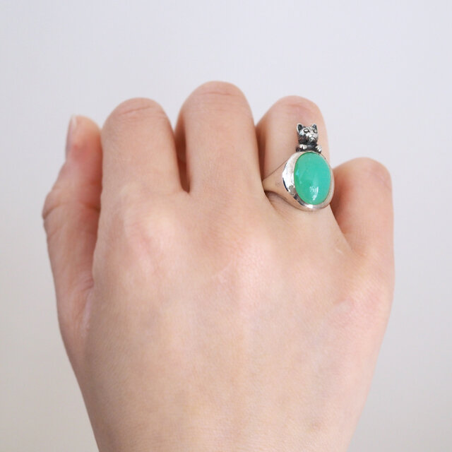 クリソプレーズに手を添えたいろどり猫リングのコピー | iichi 日々の