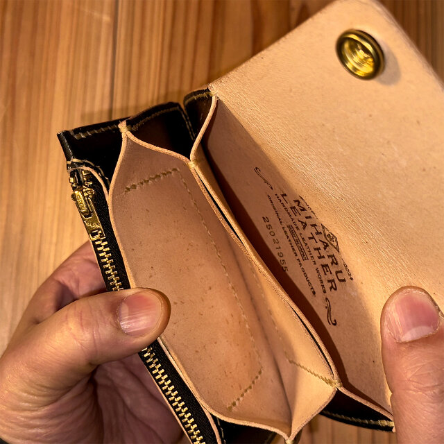 高品質ヌメ革 – ミドルトラッカーウォレット – 丘染めブラック茶芯