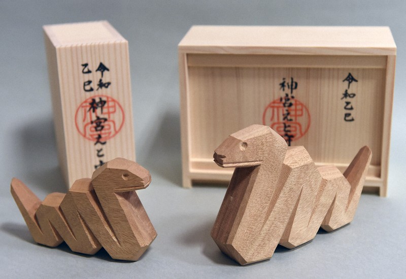 伊勢神宮の「干支守」 箱詰め作業が最盛期 躍進する姿を表現 | 毎日新聞