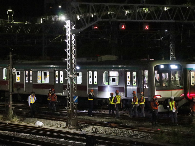 東急田園都市線梶が谷駅で列車衝突、回送列車が脱線 けが人なし [写真